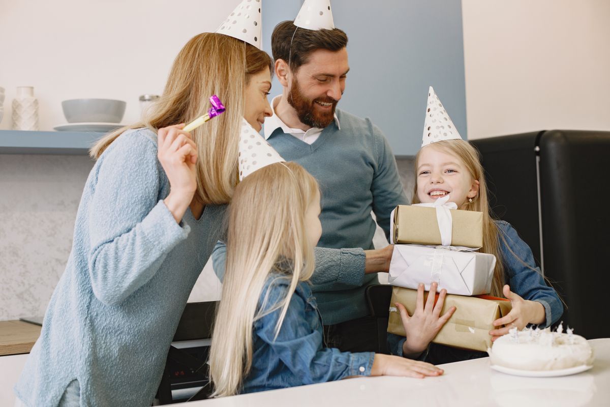 Birthday Gifts — cakes, flowers and combos